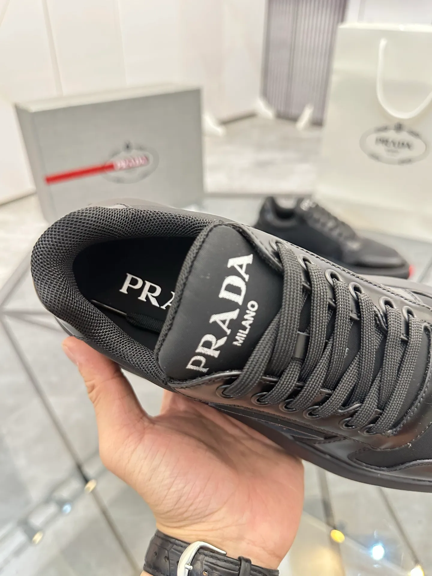 Men's shoes: 💰P620¥ High-end top quality Product trademark: Prada *"Prada*" low-top casual shoes Regular size: 38-45 (can be customized to 46) Product materials: imported first-layer cowhide leather on the upper spliced ​​with original fabric, breathable lining, cowhide foot pads, original ultra-light foam outsole. No.: 001
